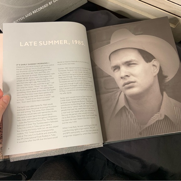 Garth Brooks The First Five Years Anthology Book and CD Disc Set Like New - Picture 12 of 12